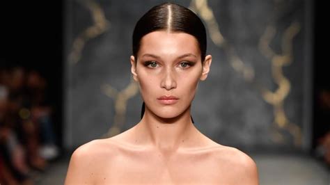 bella hadid naked|Bella Hadid Poses Totally Nude For Stunning Shoot In Vogue。